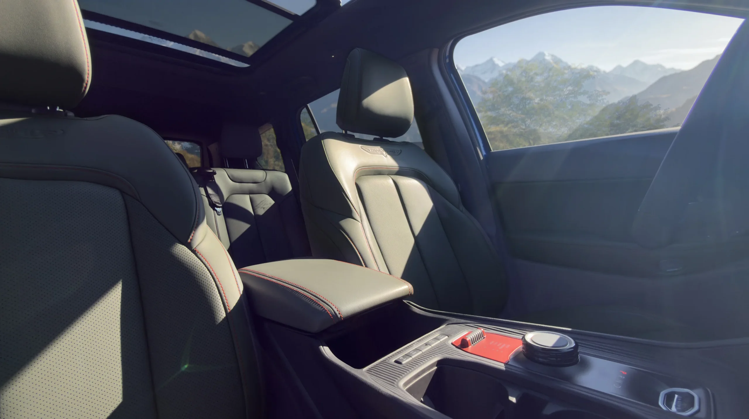 Jeep Cherokee Trailhawk: Interior de Jeep Grand Cherokee con asientos de cuero y sunroof.
