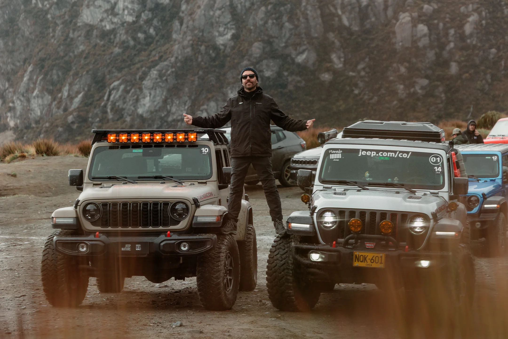 Jeep Avenger: Dos Jeep Rubicon con luces LED y neumáticos todoterreno.
