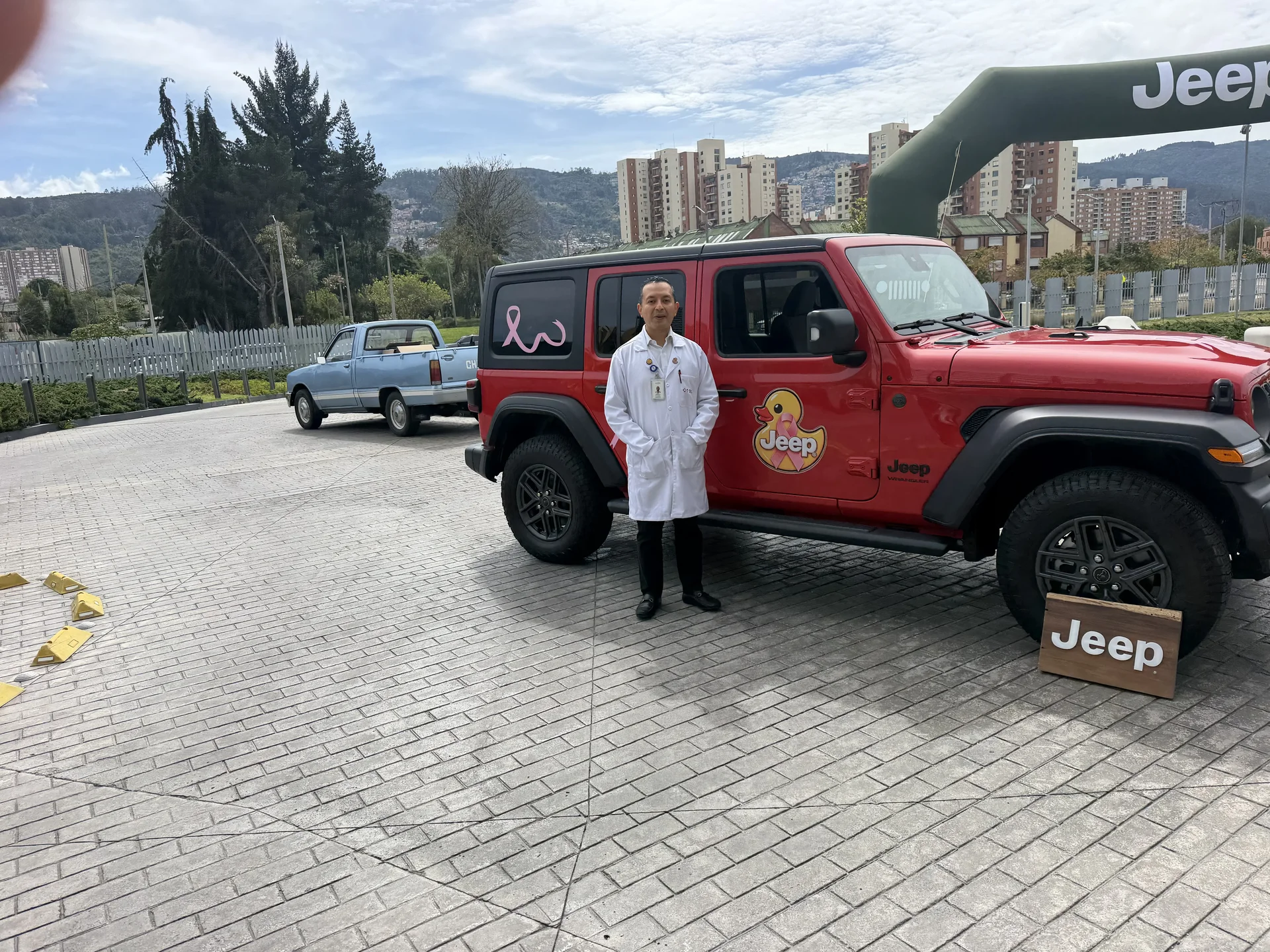 alianza de Jeep: Jeep y CTIC cáncer de mama: Jeep Wrangler rojo, profesional CTIC, campaña cáncer de mama.
