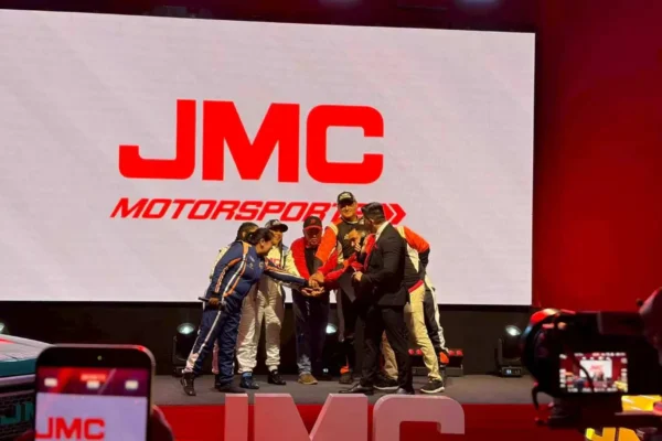 Caminos del Inca 2026: Equipo JMC Motorsport celebrando podio en rally.