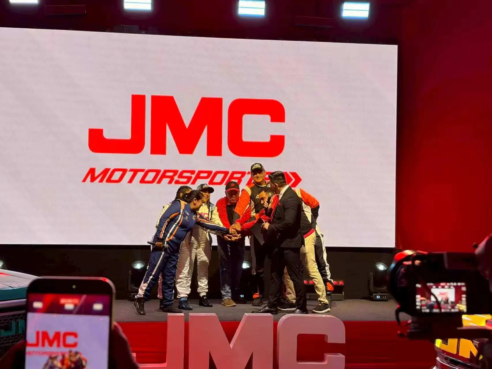 Caminos del Inca 2026: Equipo JMC Motorsport celebrando podio en rally.