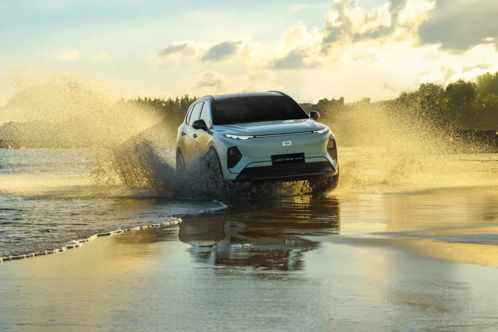 JOYEE S08: el nuevo SUV híbrido que llega a Colombia con gran autonomía 2 JOYEE S08: SUV Joyee 508 circulando en agua con salpicaduras.