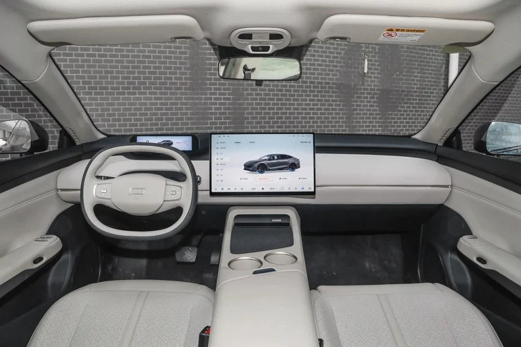 FAW Bestune Joyee N09 Pro llega a Colombia: un coupé familiar eléctrico con autonomía de 565 km 4 Bestune N09 Pro: Puesto de mando Joyee N09 con pantalla y timón.