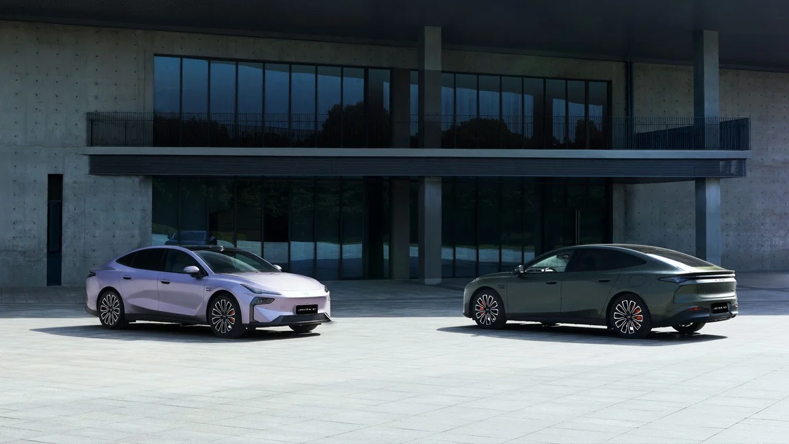 FAW Bestune Joyee N09 Pro llega a Colombia: un coupé familiar eléctrico con autonomía de 565 km 7 Bestune N09 Pro: Joyee N09, sedanes eléctricos, colores lila y verde.