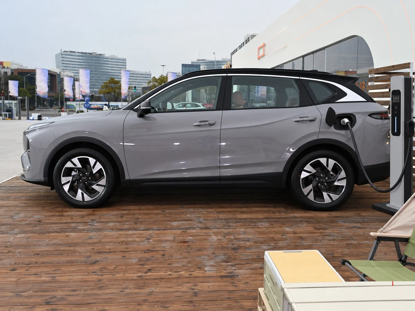 JOYEE S08: el nuevo SUV híbrido que llega a Colombia con gran autonomía 3 Joyee S08 SUV eléctrico gris cargando