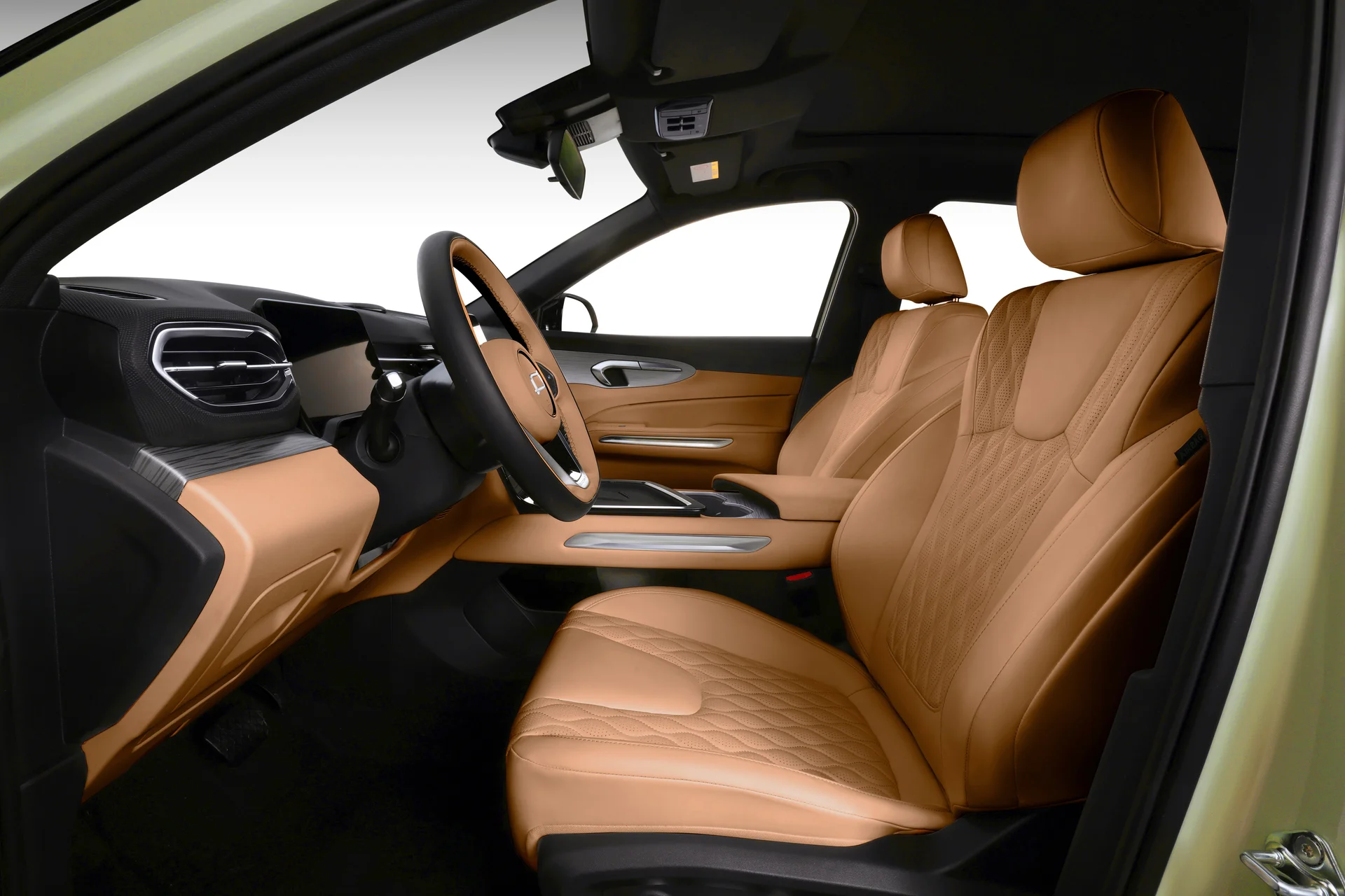 JOYEE S08: el nuevo SUV híbrido que llega a Colombia con gran autonomía 4 JOYEE S08: Interior de SUV con asientos de cuero y panel frontal detallado.