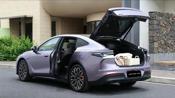 FAW Bestune Joyee N09 Pro llega a Colombia: un coupé familiar eléctrico con autonomía de 565 km 6 Bestune N09 Pro: Vehículo Joyee X5 trasero baúl abierto rines