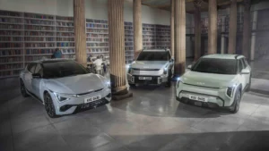 Kia EV3, EV5 en biblioteca, personas estudiando.