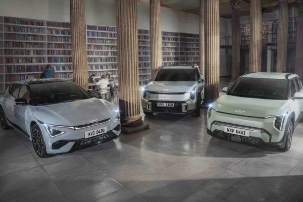 Kia EV3, EV5 en biblioteca, personas estudiando.