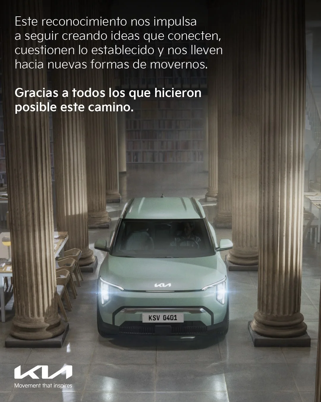 Kia EV3 en entorno de biblioteca, con luces encendidas.