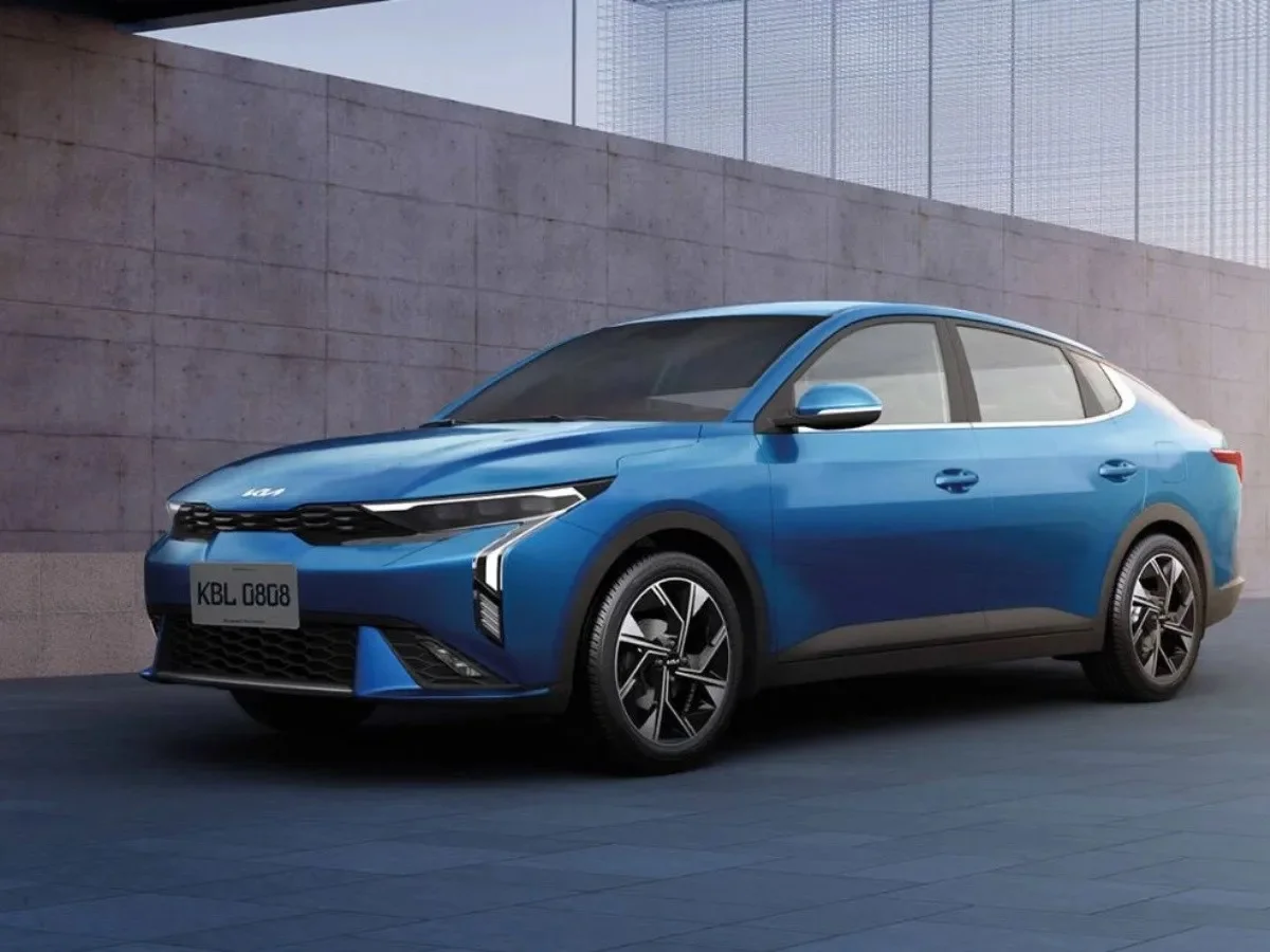 Ventas de Kia: consolida su liderazgo en Colombia, encabezando un mes de ventas históricas 4 ventas de Kia: Kia K3 sedán azul con rines de aleación.
