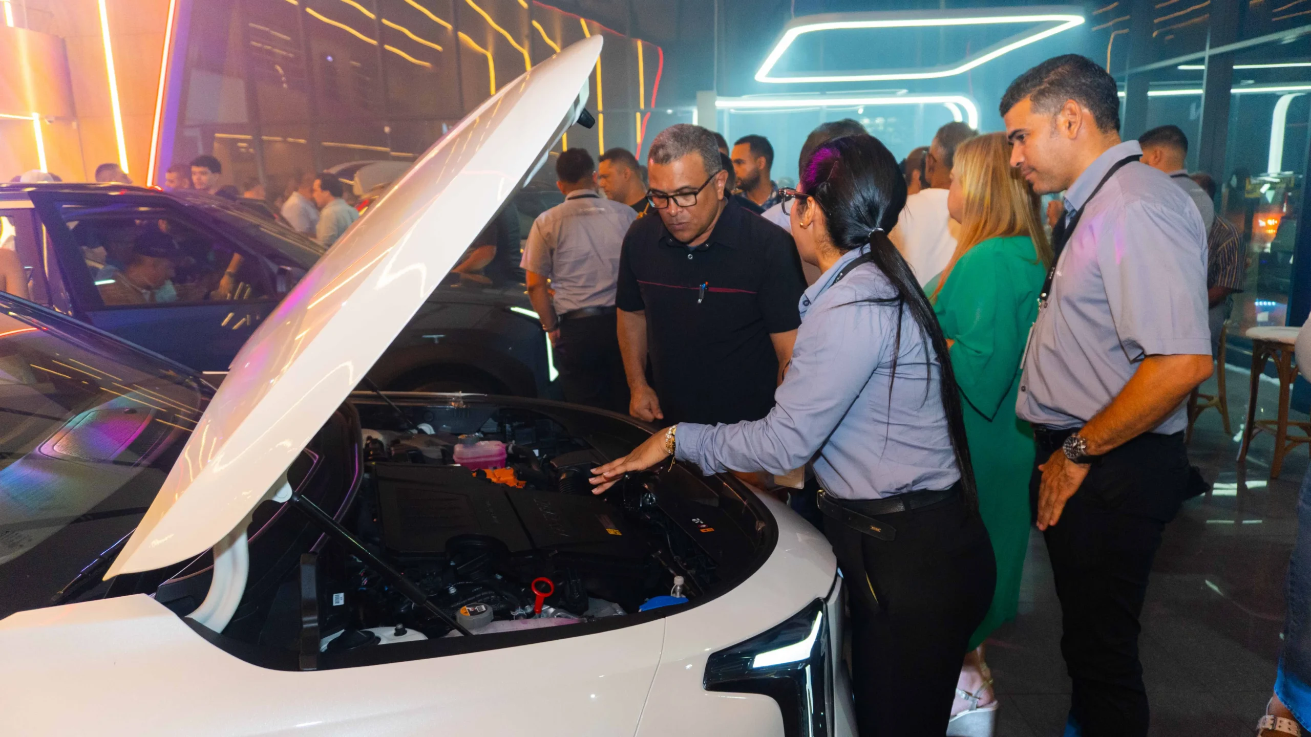 Ventas de Kia: consolida su liderazgo en Colombia, encabezando un mes de ventas históricas 2 ventas de Kia: Grupo de personas observando motor de Kia.