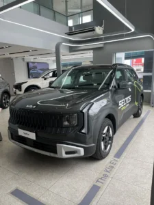 Kia Seltos Tenis Edition, vista frontal en vitrina.