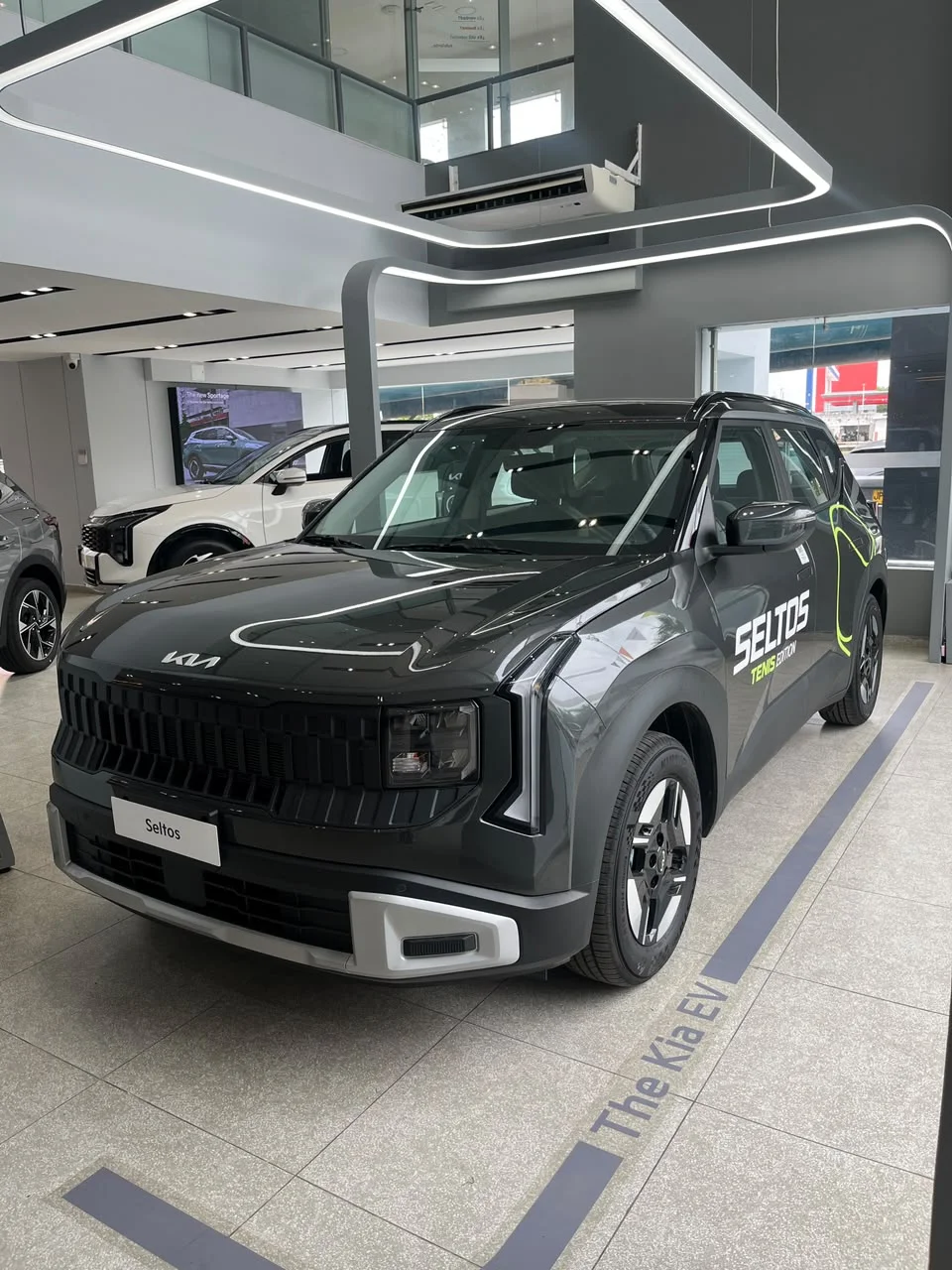 Kia Seltos Tenis Edition, vista frontal en vitrina.