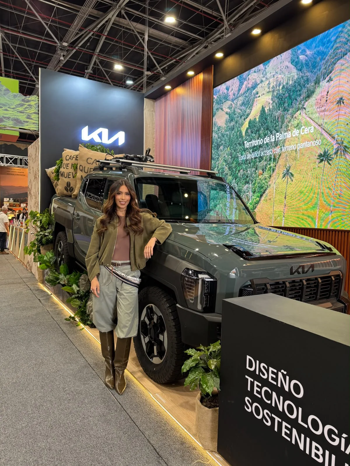 Ejecutiva presentando Kia Tasman en Cafés de Colombia Expo