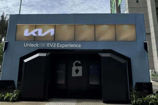 Kia EV2: Stand interactivo Kia Unlock EV2 en evento universitario.