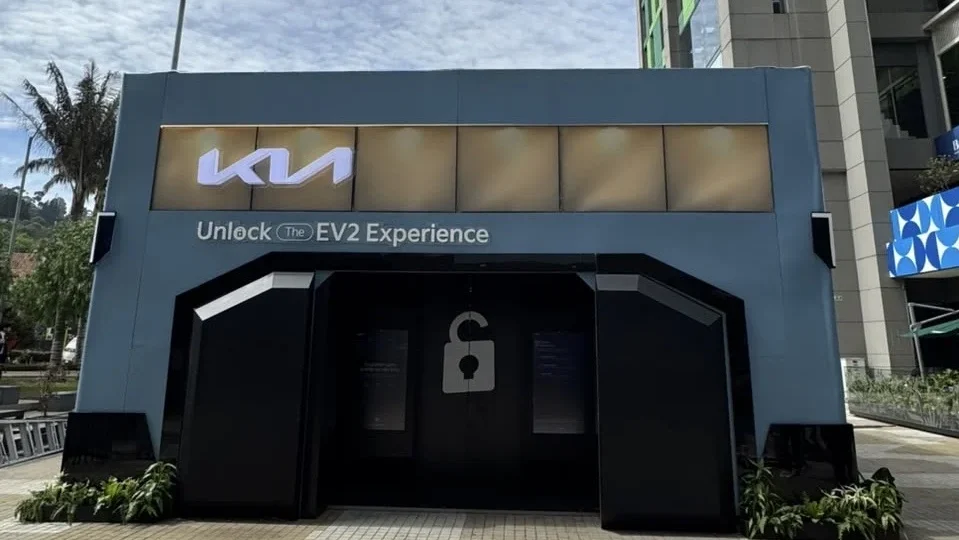 Kia EV2: Stand interactivo Kia Unlock EV2 en evento universitario.