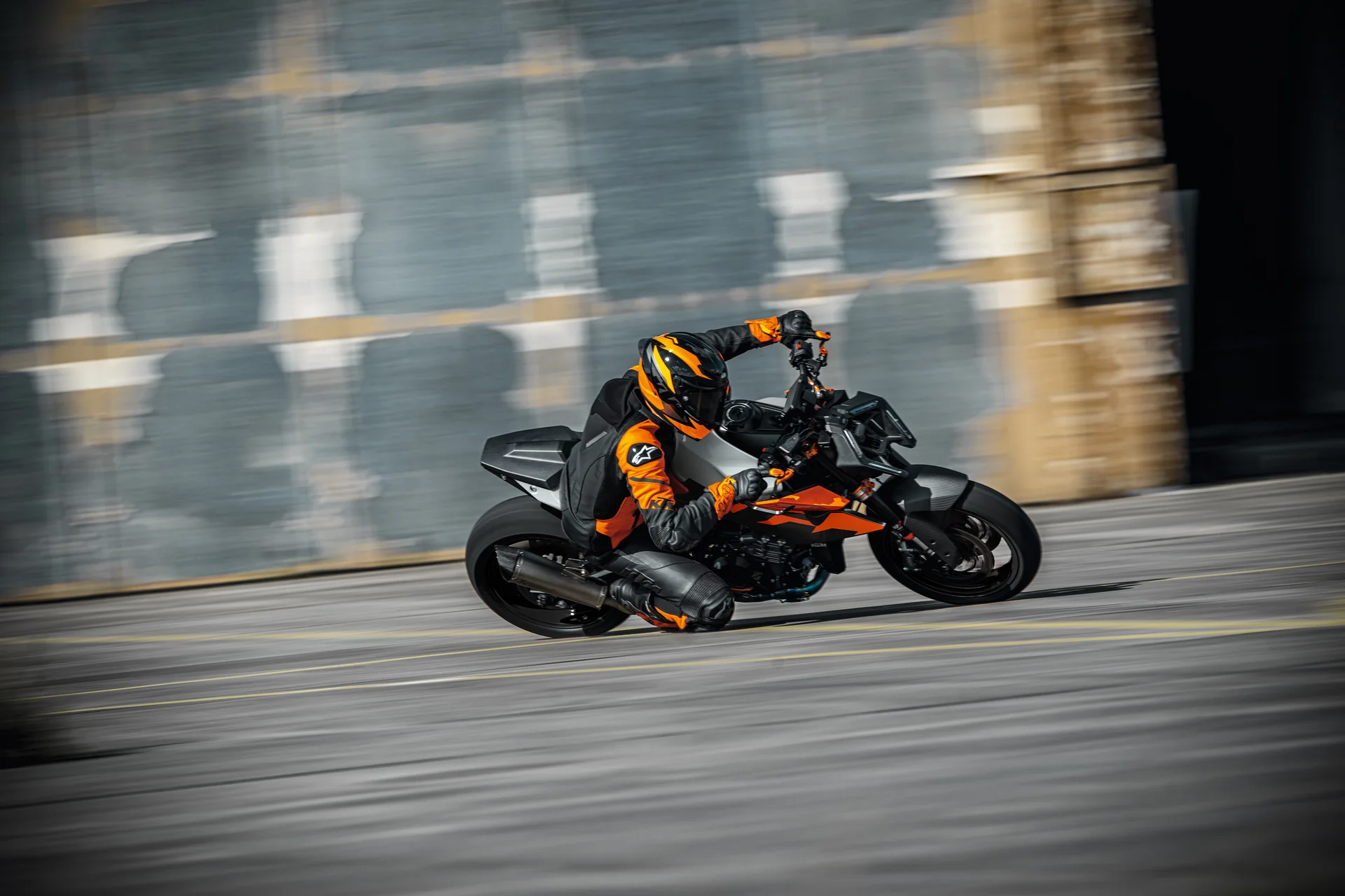 KTM Colombia Adventure Rally 2026: Manizales vibrará con la aventura sobre dos ruedas 3 KTM Colombia Adventure Rally: Motocicleta KTM 990 Duke en movimiento en una ruta.