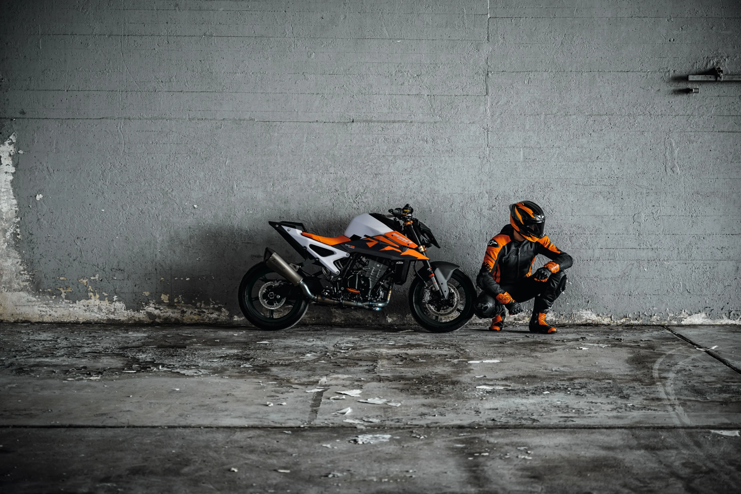 moto de alto cilindraje: KTM 990 Duke con piloto posando en evento.