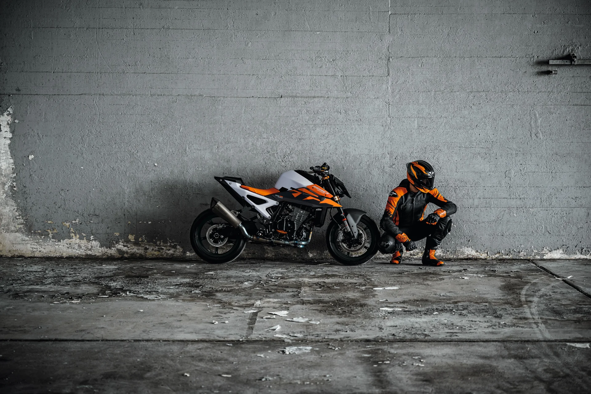 KTM Colombia Adventure Rally 2026: Manizales vibrará con la aventura sobre dos ruedas 2 KTM Colombia Adventure Rally: Motociclista KTM con moto 990 Duke junto a pared.