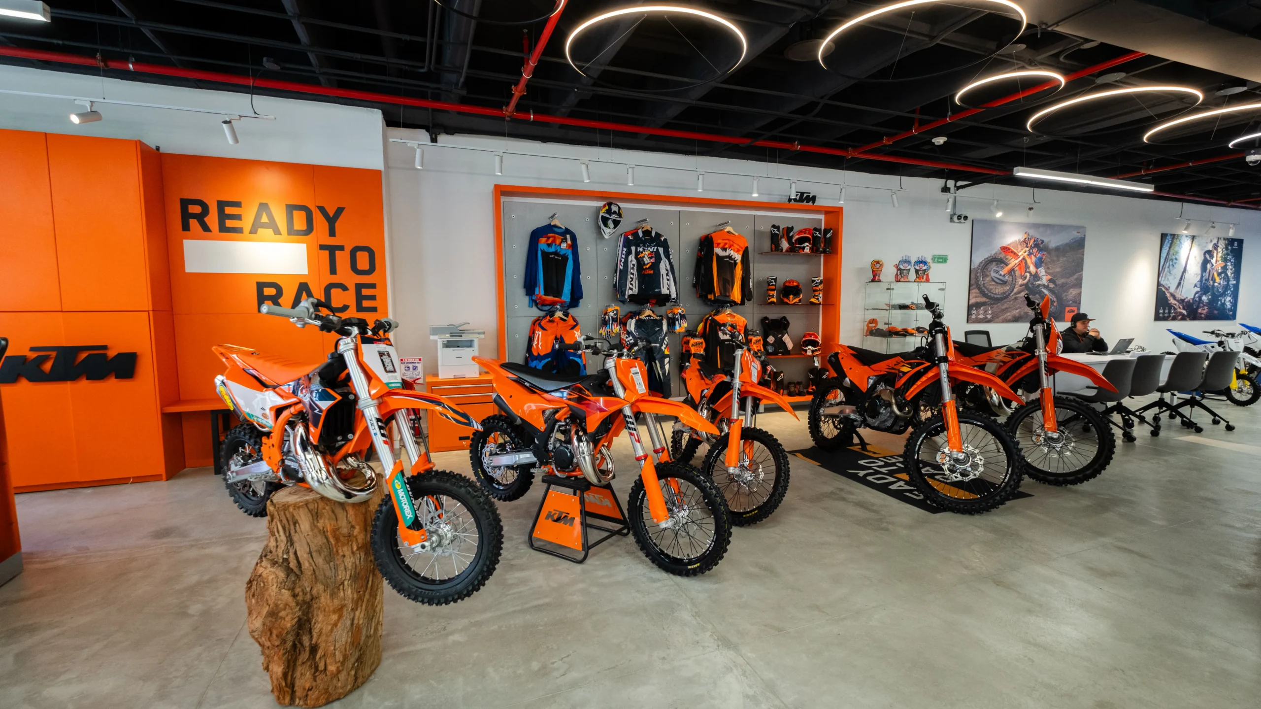 aniversario de Autocolombiana: Exhibición de motocicletas KTM con rines de radios.