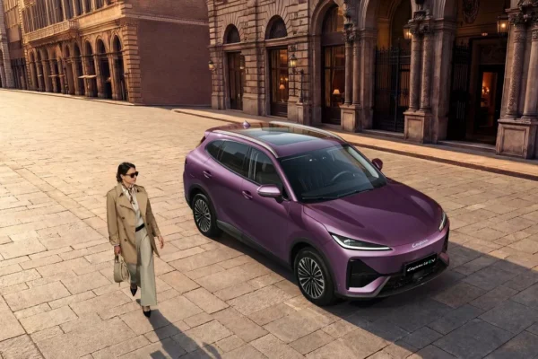 LEPAS L6 EV: LEPA L6 EV morado con conductora en edificio histórico.