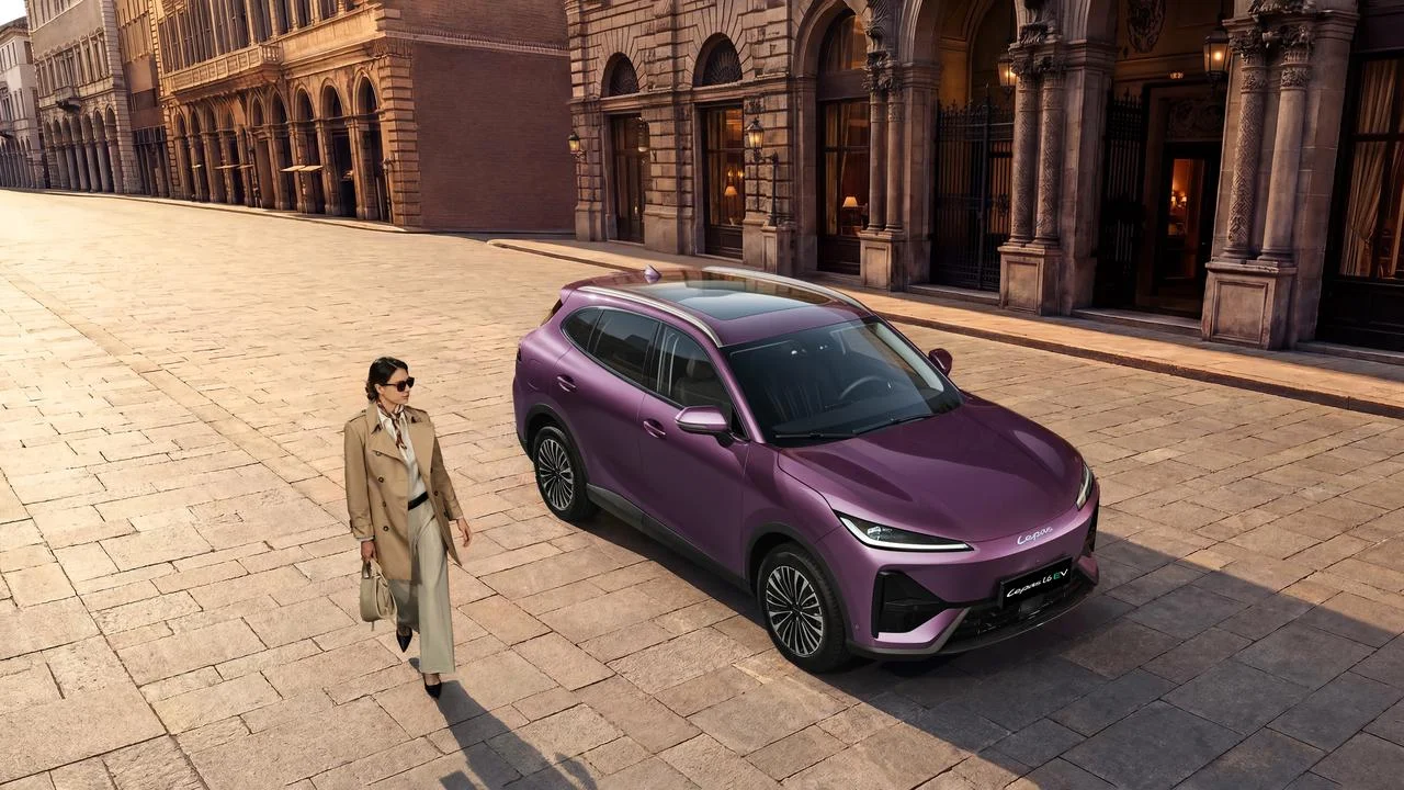 LEPAS L6 EV: LEPA L6 EV morado con conductora en edificio histórico.