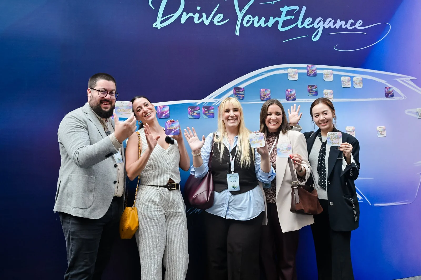 LEPAS Global Elegant Lifestyle Week: una invitación global a la co-creación y el lujo 2 LEPAS Global Elegant Lifestyle Week: Grupo sonriendo con tarjetas en evento de estilo de vida.