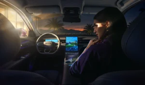 LEPAS L6 EV: Interior **LEPAS** con pantalla central y mujer