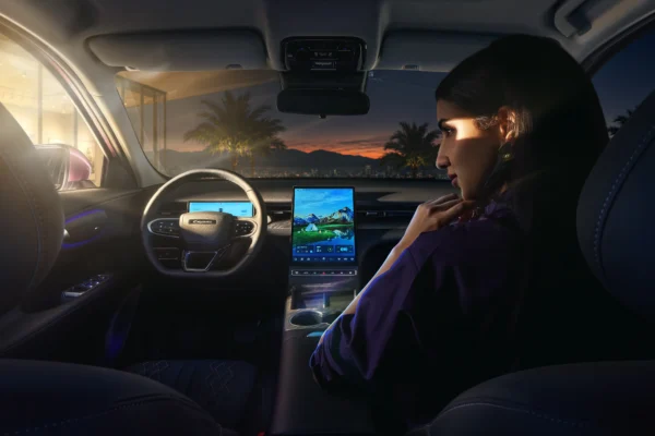 LEPAS L6 EV: Interior **LEPAS** con pantalla central y mujer