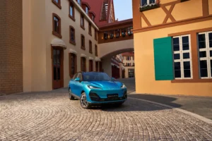 test drives LEPAS: LEPAS L4 EV azul en calle adoquinada
