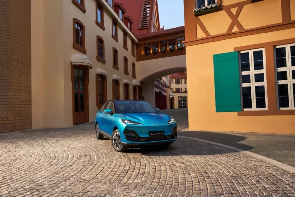 test drives LEPAS: LEPAS L4 EV azul en calle adoquinada