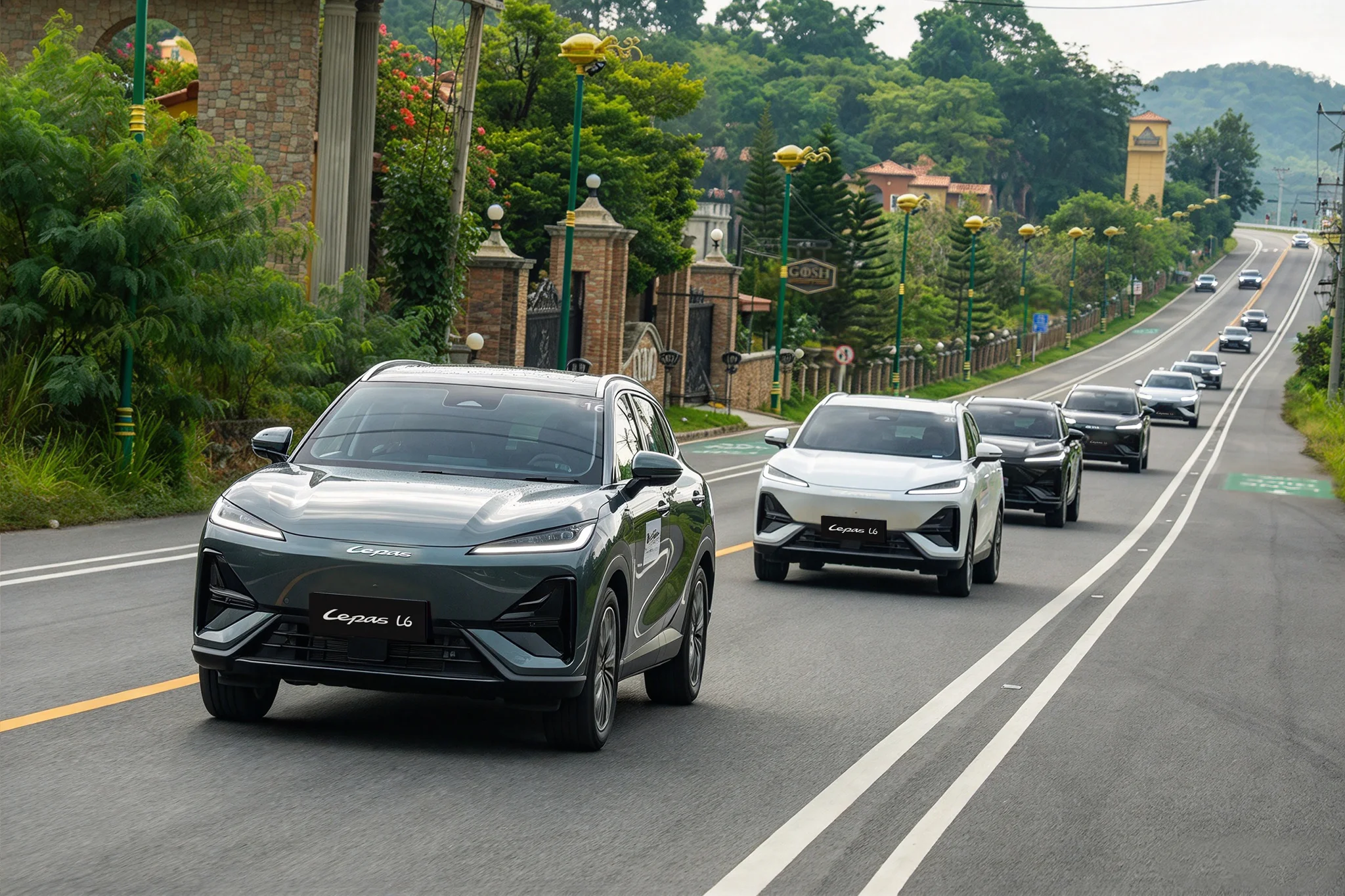LEPAS L6 EV: la marca invita a usuarios globales a cocrear la elegancia 2 Caravana de camionetas Lepas L6 EV en carretera