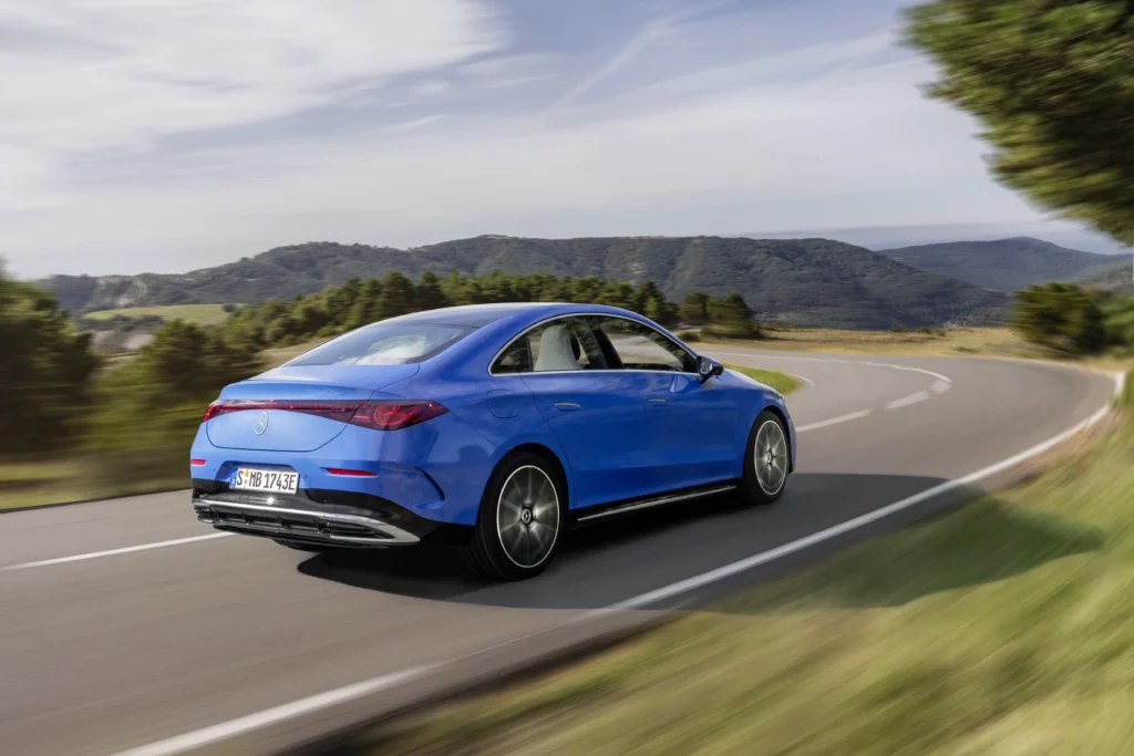 Mercedes-Benz CLA 220 4MATIC azul en carretera.