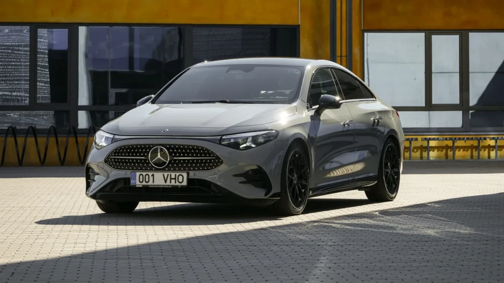 Mercedes-Benz CLA 220 4MATIC gris estacionado.