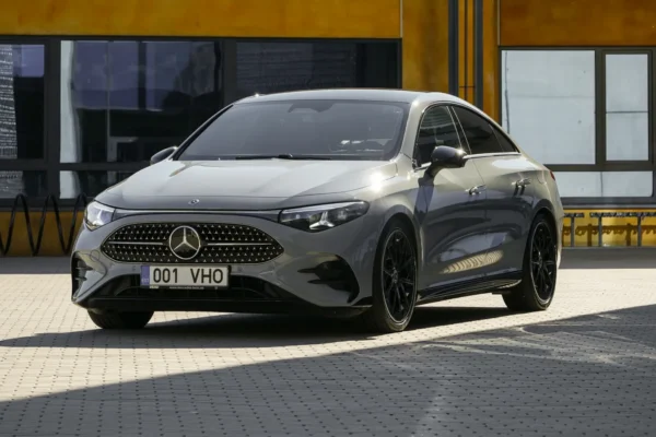 Mercedes-Benz CLA 220 4MATIC gris estacionado.