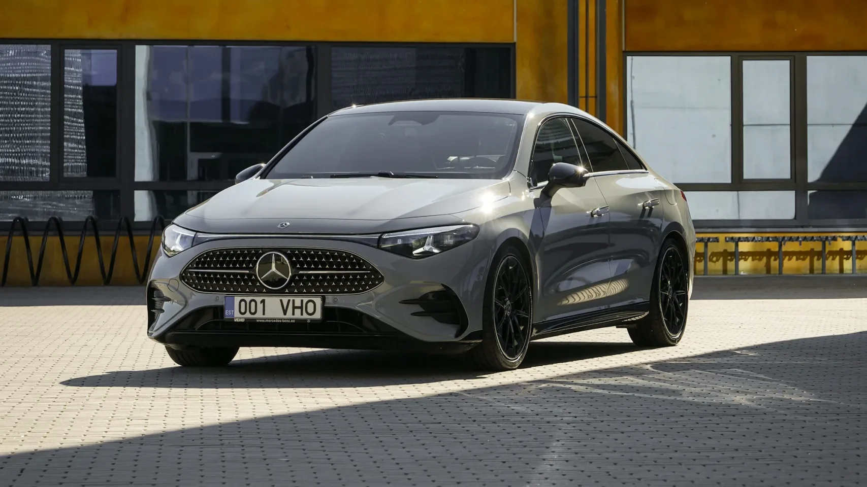Mercedes-Benz CLA 220 4MATIC gris estacionado.