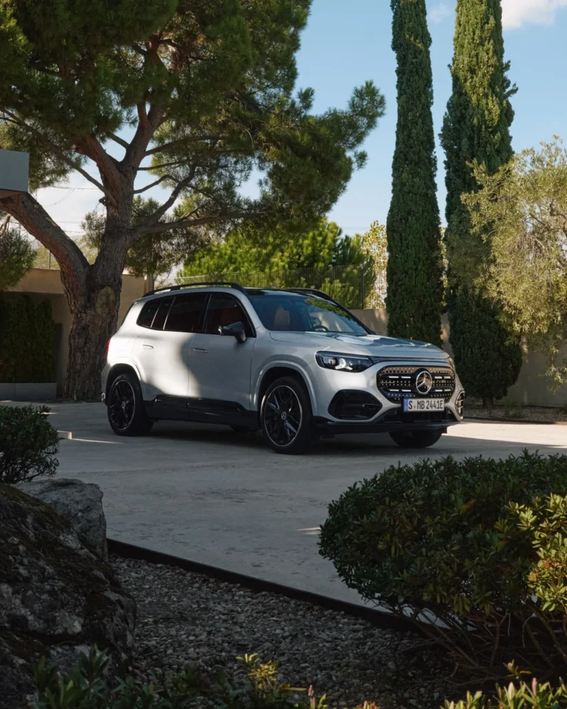 Mercedes-Benz GLB 220 4MATIC plateado estacionado.