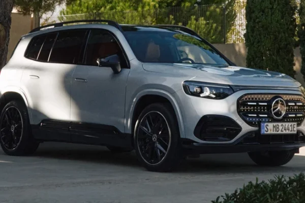 Mercedes-Benz GLB 220 4MATIC plateado estacionado.