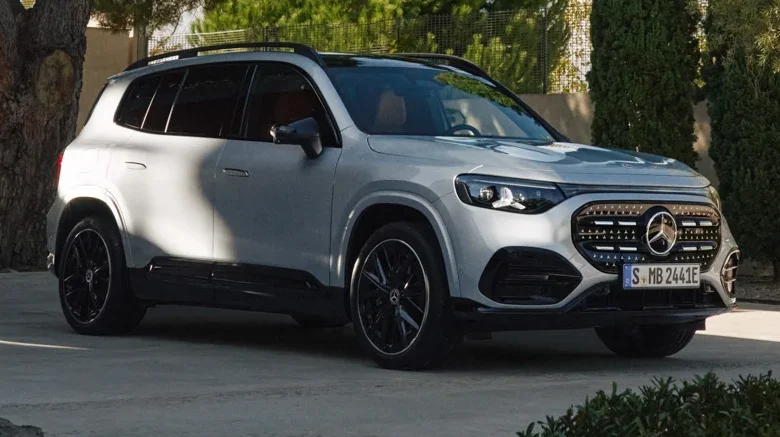 Mercedes-Benz GLB 220 4MATIC plateado estacionado.