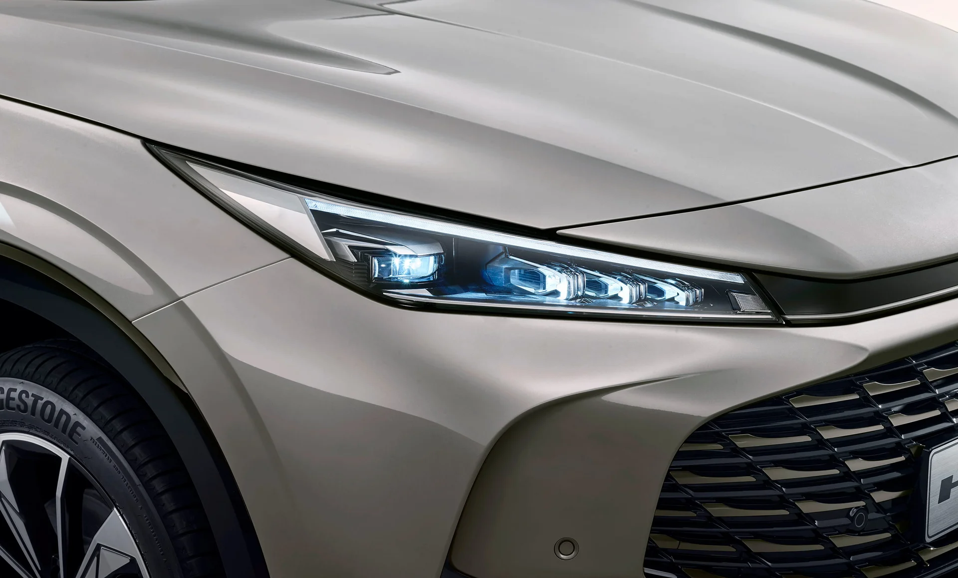 MG HS Hybrid: la SUV que combina potencia y eficiencia en Colombia 3 Detalle frontal de la MG HS Hybrid, luces LED.