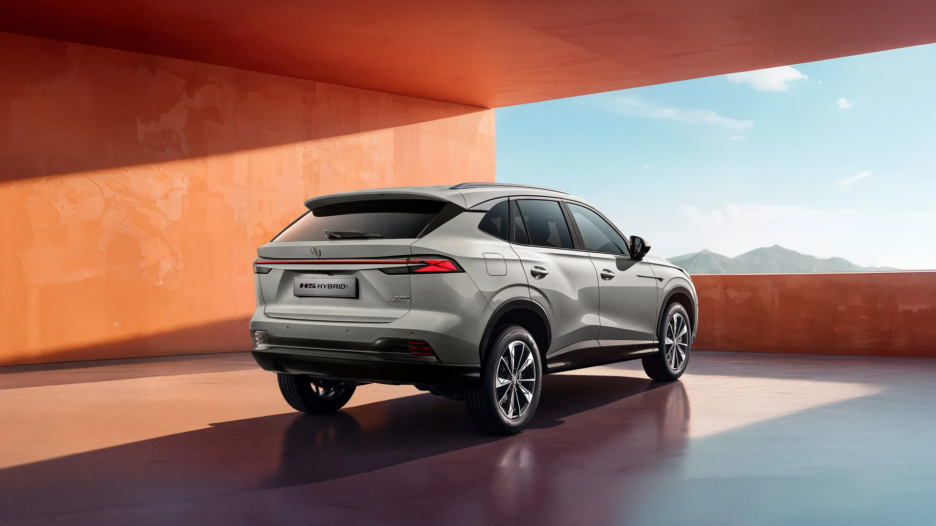 MG HS Hybrid: la SUV que combina potencia y eficiencia en Colombia 2 MG HS Hybrid SUV gris vista trasera lateral