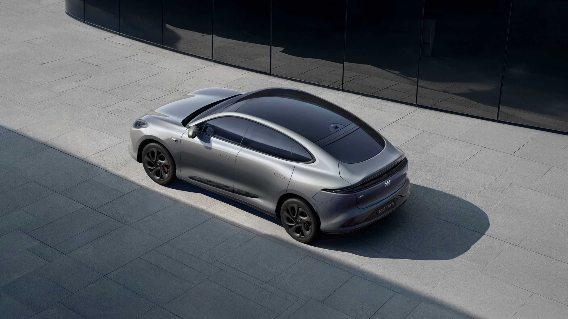 MG IM6 Max, vista trasera lateral de SUV eléctrico.