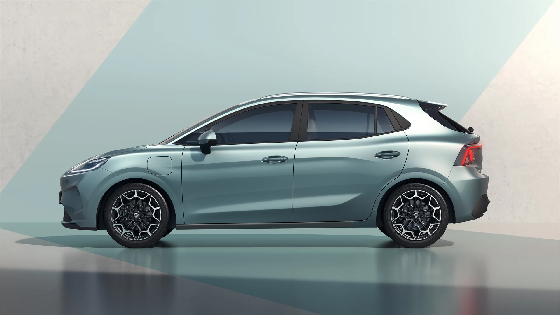 MG vehículos eléctricos: récord de ventas impulsa su consolidación en Colombia 2 MG vehículos eléctricos: MG4 EV eléctrico, vista lateral, rines bitono.