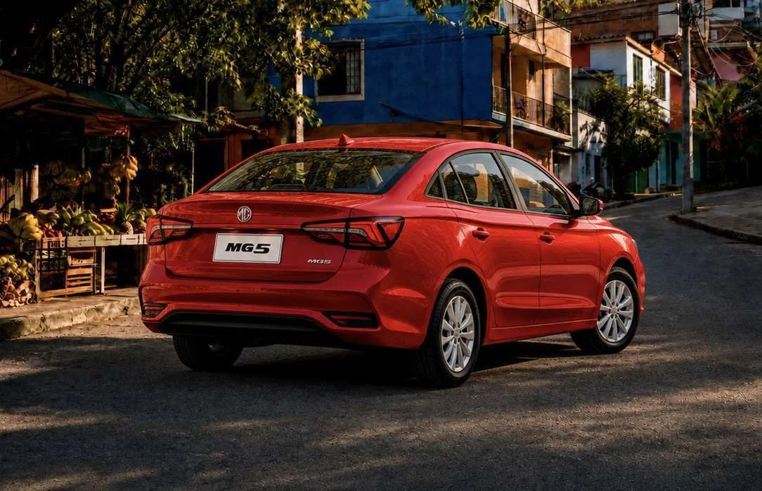 registros de vehículos eléctricos e híbridos: Vista trasera del sedán MG5 rojo.