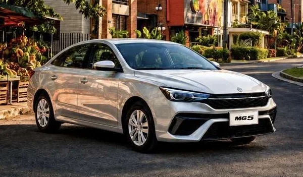 registros de vehículos eléctricos e híbridos: MG5 sedán con distintivo en parrilla frontal.