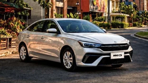 registros de vehículos eléctricos e híbridos: MG5 sedán con distintivo en parrilla frontal.