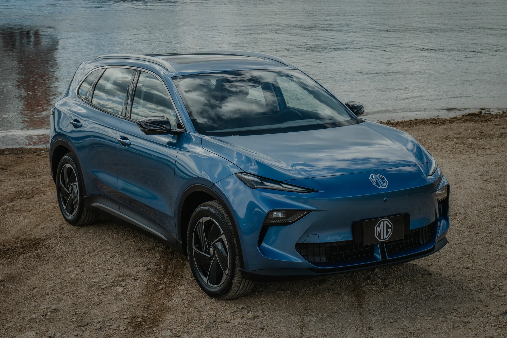MG vehículos eléctricos: MG S5 EV eléctrico azul frontal en playa