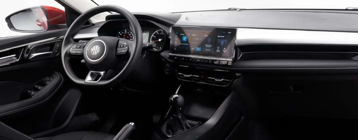 registros de vehículos eléctricos e híbridos: Interior del MG5 con pantalla central y timón.