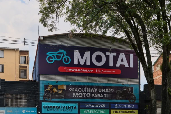 expansión de Motai: Fachada Motai Medellín, compraventa motocicletas y renting.